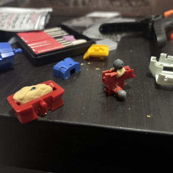 制作記録3胴体と腰を分離して可動するよう加工しました。切断した胸部分にボールデンアームアームズのジョイントを埋め込みました。後先考えずにバシバシ切りすぎちゃったのでこれ以降が少し大変かもです..（4枚目）