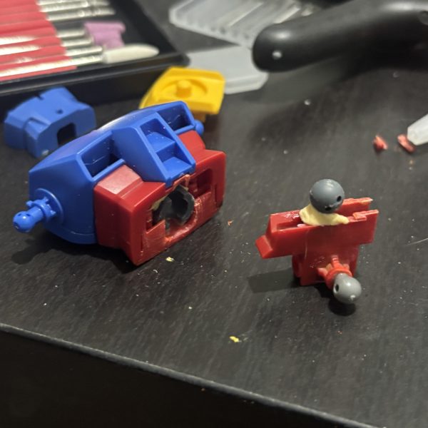 制作記録3胴体と腰を分離して可動するよう加工しました。切断した胸部分にボールデンアームアームズのジョイントを埋め込みました。後先考えずにバシバシ切りすぎちゃったのでこれ以降が少し大変かもです..（5枚目）
