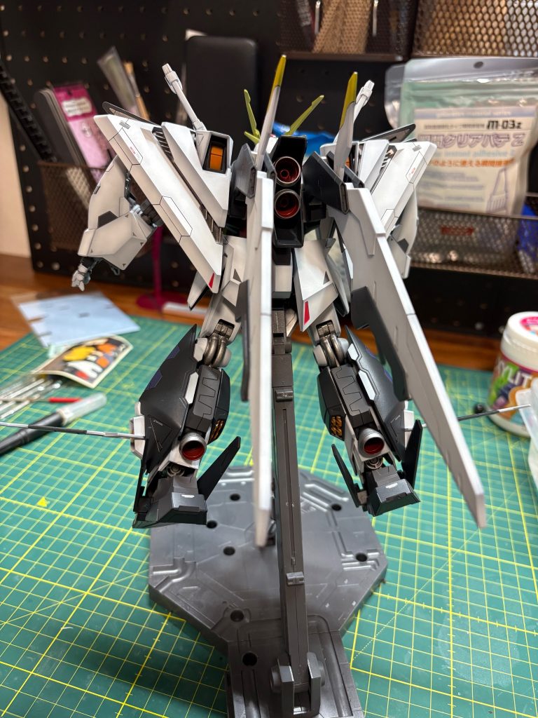 手間2機のせいで後ろ姿に物足りなさを感じてしまう
