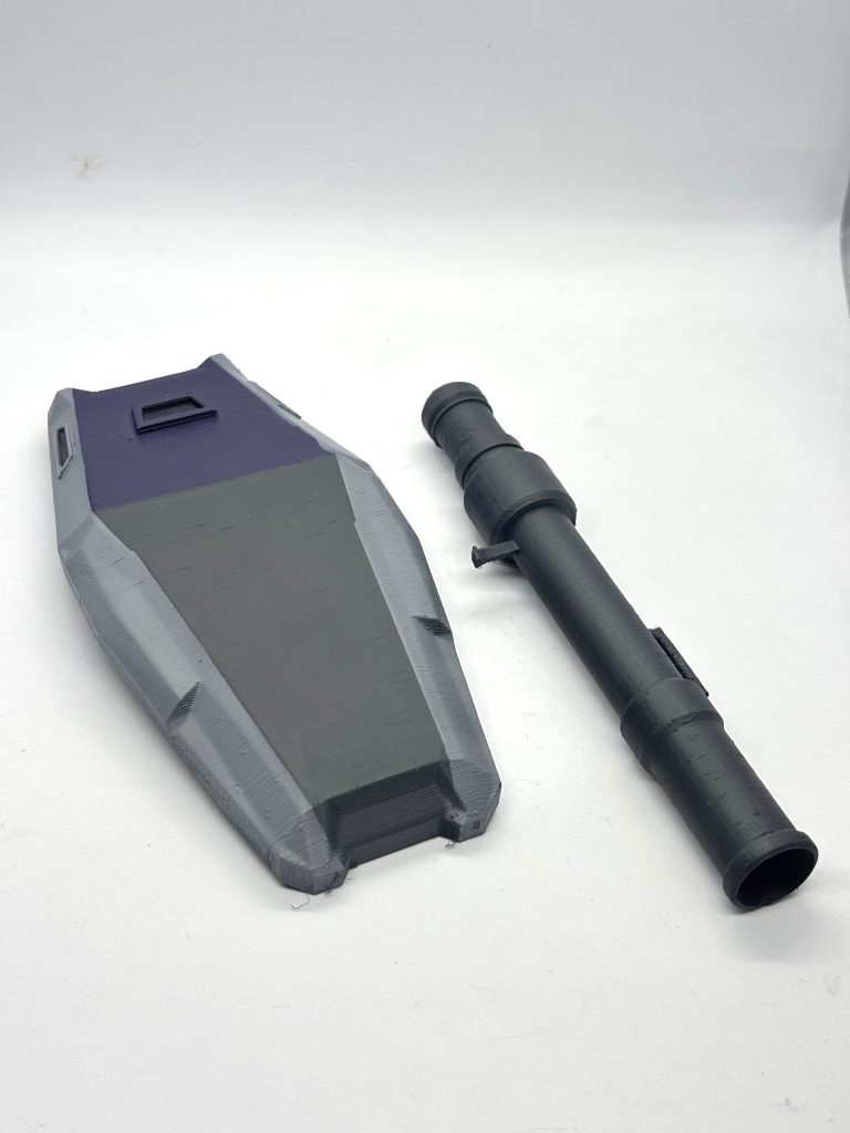 武器は大型シールドと小型核バズーカになります。デザインはAIで行い、知り合いに3Dプリンターで作ってもらいました。表面処理が難しく毛羽立ってしまいました。ビームサーベルは、行方不明になったのでオミットしましたw
