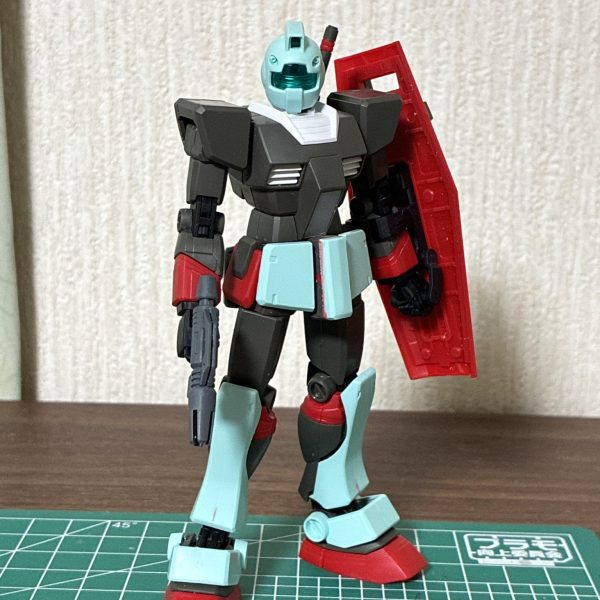 とりあえずジムを作り始めたのですが、フォーマットが古過ぎて共演する機体群と世界感が違いすぎる…てことで、箱も開けずに積んでいた一番くじガンダムと2個1にしよう。と始めたのですが、頭以外全身ガンダムです😅申し訳程度に腰回りと脛装甲だけジムから移植しました。しかし、何気に知らないガンダムのフォーマットで驚きました。無印ガンダムのHGって何種類あるの？（2枚目）