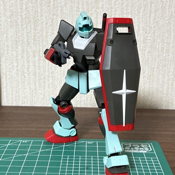 とりあえずジムを作り始めたのですが、フォーマットが古過ぎて共演する機体群と世界感が違いすぎる…てことで、箱も開けずに積んでいた一番くじガンダムと2個1にしよう。と始めたのですが、頭以外全身ガンダムです😅申し訳程度に腰回りと脛装甲だけジムから移植しました。しかし、何気に知らないガンダムのフォーマットで驚きました。無印ガンダムのHGって何種類あるの？（3枚目）