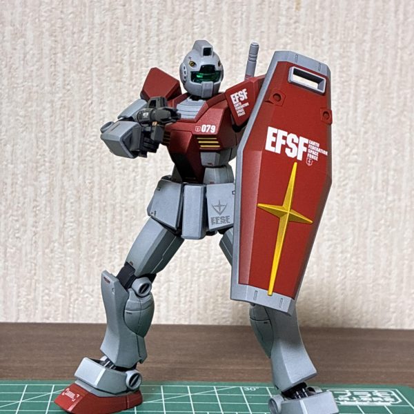 素ジム完成しました😃実態はほぼガンダムなので、今どきなスタイリッシュさもありつつ、カッコ良過ぎない廉価版感も残せたかなと思います。お供のボールもスペリオルディファイン着弾までに作りたかったのですが、間に合いませんでした😅食玩は熱い内に作りたいので、コチラはいったん後回しにします。（4枚目）