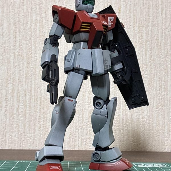 素ジム完成しました😃実態はほぼガンダムなので、今どきなスタイリッシュさもありつつ、カッコ良過ぎない廉価版感も残せたかなと思います。お供のボールもスペリオルディファイン着弾までに作りたかったのですが、間に合いませんでした😅食玩は熱い内に作りたいので、コチラはいったん後回しにします。（3枚目）
