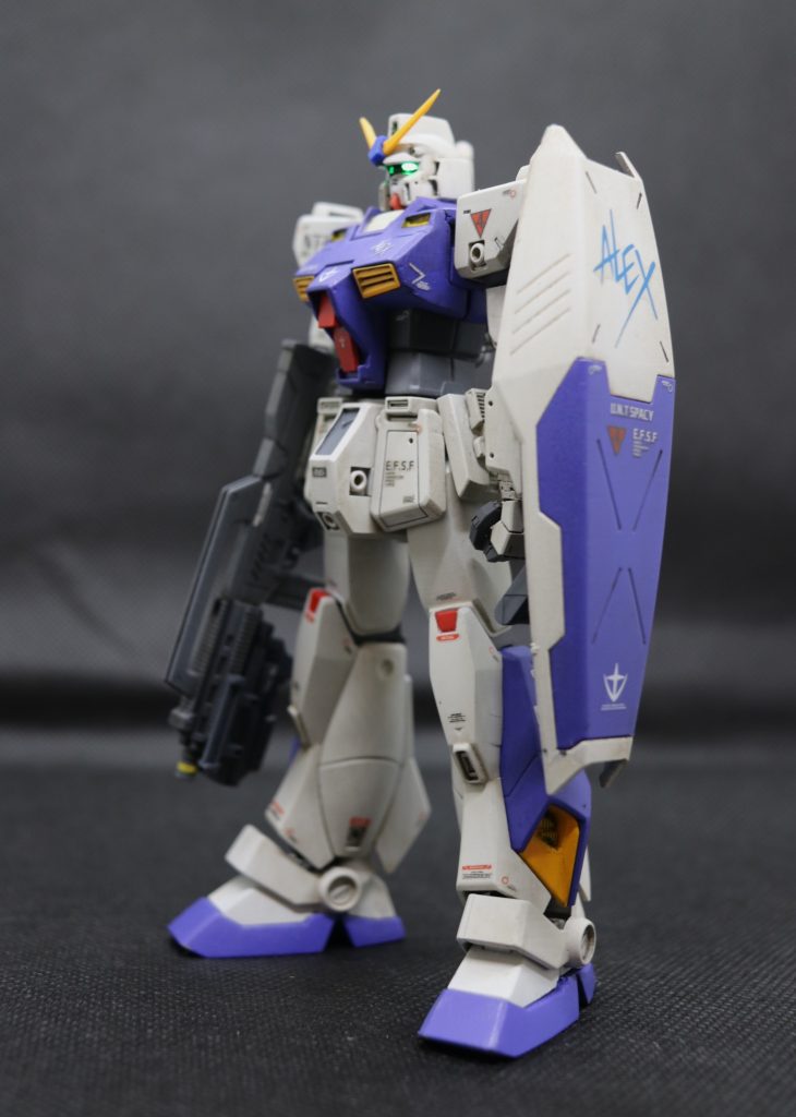 ツインアイはLEDを仕込んで発光させてます