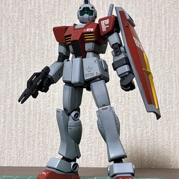 素ジム完成しました😃実態はほぼガンダムなので、今どきなスタイリッシュさもありつつ、カッコ良過ぎない廉価版感も残せたかなと思います。お供のボールもスペリオルディファイン着弾までに作りたかったのですが、間に合いませんでした😅食玩は熱い内に作りたいので、コチラはいったん後回しにします。（2枚目）