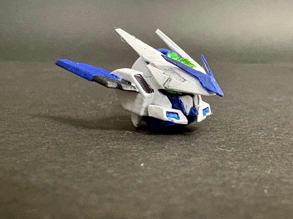 　又、頭部はアスモデウスのものに、ノーマルアストレイの頭の一部を貼っつけ、V字アンテナはプラ板で自作してます。スピードタイプなので、猛禽の嘴イメージですね。　あれどっちかというとオプティマスよりファルk（ry　一応口元は、以前はへの字スリットのあるタイプだったので、実写のマスクオン状態を意識し、への字なしを採用しています。