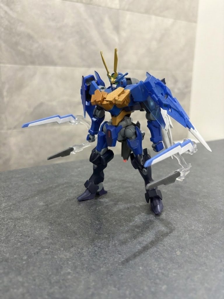 雷撃ビット（エアリアル・ガンビット）背部にマウントされた自律兵器。シールドとしての防御だけでなく、対象の周囲に展開して逃げ場のない「超電雷撃」の包囲網を形成する。