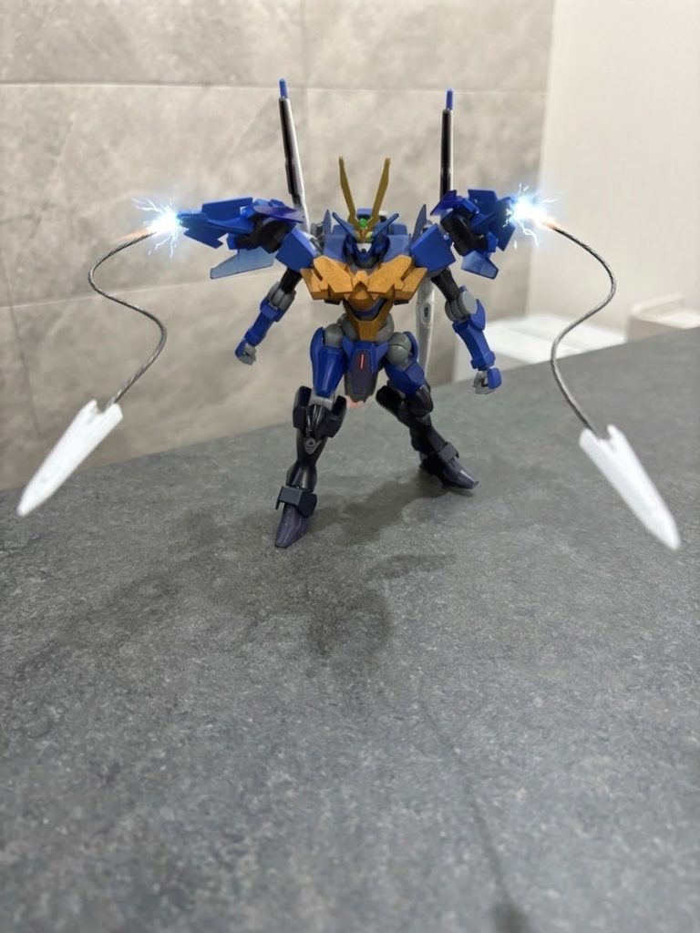 スラッシュハーケン両肩（ダブルオーダイバーエースのパーツ部）に内蔵された射出武装。高圧電流を流し込むワイヤーアンカーとして機能し、敵を捕縛・牽引する。