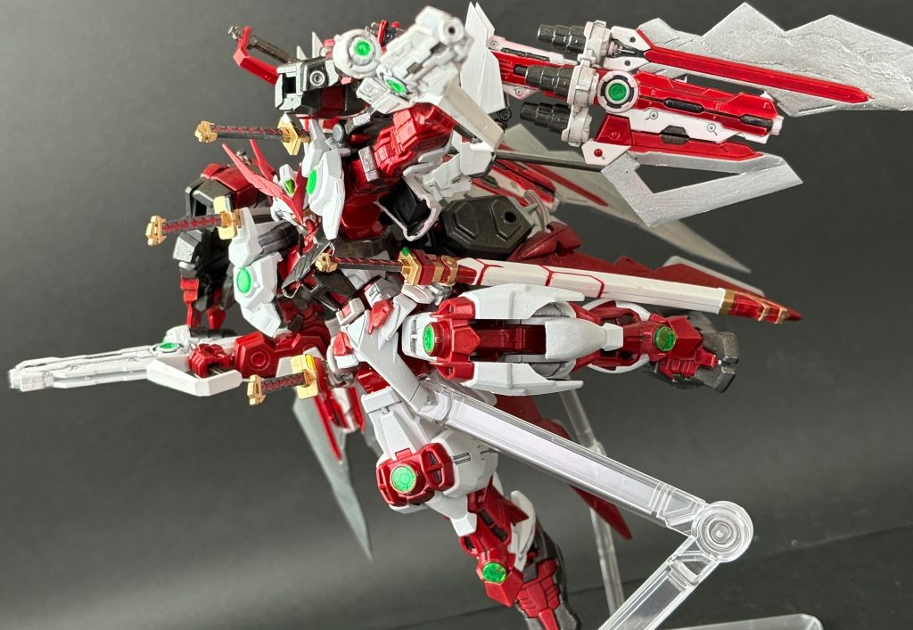 ブレイクトーチ　原型カレトヴルッフを改造したビームライフル。小型で取り回しのいい標準的な火器。　実は本来、この形態はもともと雑誌付録の方のカレトヴルッフで再現する予定でした。ところが中古屋を巡って、後一セット買えば完成というところで、上位互換がガンダムベース限定で発売されたわけです。結果として、使い道に困ったカスタムキット側のカレトヴルッフは、そのまま小型武器に改造しました。ちなみにナイフとカッターの行方はいずれ披露すると思います。