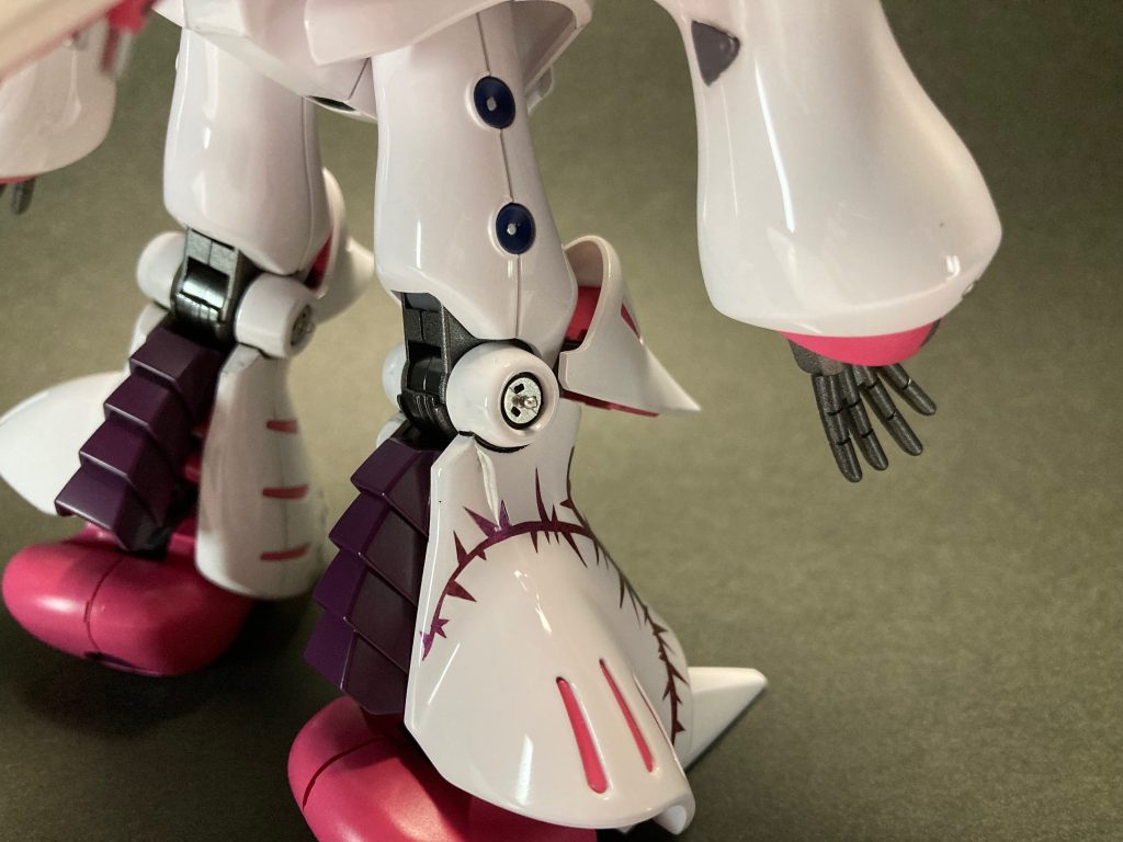 右足。タトゥーとピンク感が目立ちます。ボディは4000番〜10000番までの神ヤスで磨き、仕上げにコンパウンド。ヌルツヤな感じが艶めかしい。
