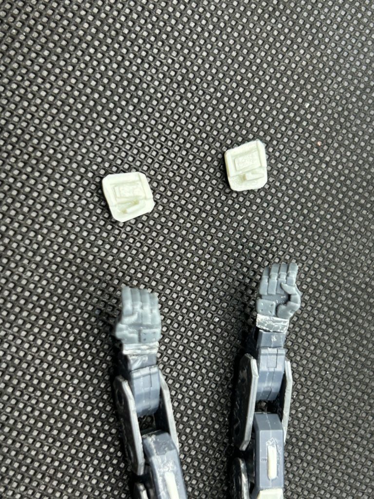 手の甲パーツ...これ全部ランナーで作りまして、ここら辺作るの数日かかりました。(gundam-kao5)ハンドパーツは本キットからのを使い、隠し腕用にしました。