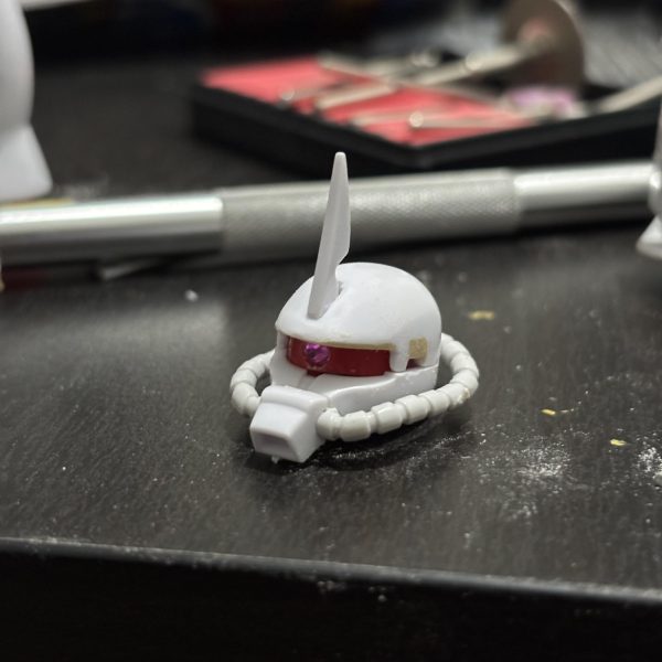 制作記録2元キットの丸みを帯びたデザインがアニメらしいのですが、ちょっといじってみました。プラ板とジャンクパーツを加工し、胸パーツ裏側にネオジム磁石を装着しめ脱着可能な追加装甲を作成胸周りをプラ板とポリパテでボリュームアップ頭部のひさし部分をエポパテで肉埋め&モノアイレールの高さを短く変更脚部は試しに旧HGUCグフのジャンクパーツを流用グフの脚部をそっくりつけてみましたが案外違和感ないですw（6枚目）