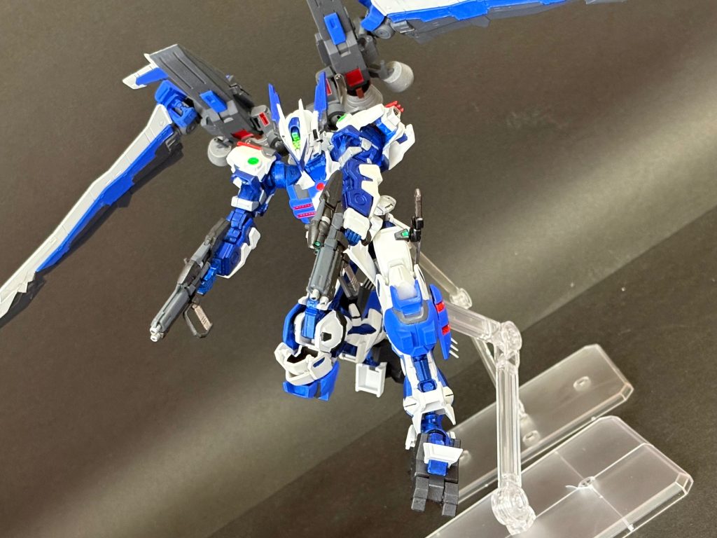　とりあえず武器は以前も紹介したビームマシンガン×2だけです。本家はもう少しゴツい複合射撃ユニットでしたが、この子の場合はこれで十分過剰火力なので問題ないです。こう見るとMARVELのファルコンもこんな感じの構成だったか。　二基エンジンがまあまあ重みがあるので後ろから支えないと垂れてしまう…………。