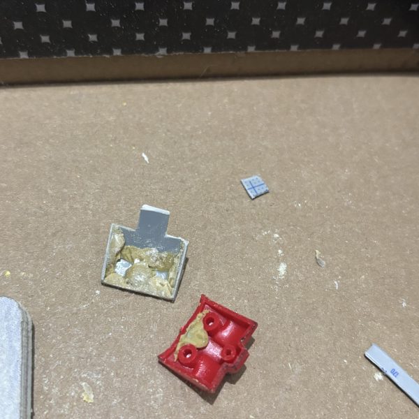 制作記録2元キットの丸みを帯びたデザインがアニメらしいのですが、ちょっといじってみました。プラ板とジャンクパーツを加工し、胸パーツ裏側にネオジム磁石を装着しめ脱着可能な追加装甲を作成胸周りをプラ板とポリパテでボリュームアップ頭部のひさし部分をエポパテで肉埋め&モノアイレールの高さを短く変更脚部は試しに旧HGUCグフのジャンクパーツを流用グフの脚部をそっくりつけてみましたが案外違和感ないですw（3枚目）