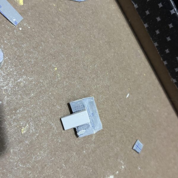 制作記録2元キットの丸みを帯びたデザインがアニメらしいのですが、ちょっといじってみました。プラ板とジャンクパーツを加工し、胸パーツ裏側にネオジム磁石を装着しめ脱着可能な追加装甲を作成胸周りをプラ板とポリパテでボリュームアップ頭部のひさし部分をエポパテで肉埋め&モノアイレールの高さを短く変更脚部は試しに旧HGUCグフのジャンクパーツを流用グフの脚部をそっくりつけてみましたが案外違和感ないですw（2枚目）