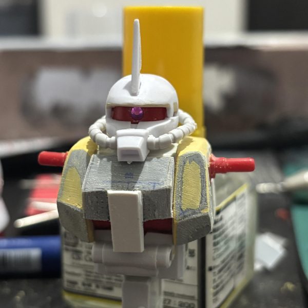 制作記録2元キットの丸みを帯びたデザインがアニメらしいのですが、ちょっといじってみました。プラ板とジャンクパーツを加工し、胸パーツ裏側にネオジム磁石を装着しめ脱着可能な追加装甲を作成胸周りをプラ板とポリパテでボリュームアップ頭部のひさし部分をエポパテで肉埋め&モノアイレールの高さを短く変更脚部は試しに旧HGUCグフのジャンクパーツを流用グフの脚部をそっくりつけてみましたが案外違和感ないですw（4枚目）