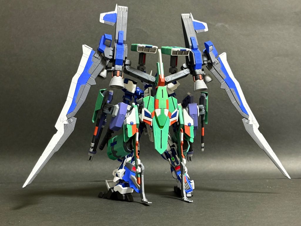 　イダテンとフランマ両方のスラスターをフル稼働すれば、この重装備でも問題なく高機動戦闘が可能です。パイロットの無事はもはや考慮されていませんが、“彼”なら大丈夫でしょう。　どちらかというとブンドドしてる私は、重すぎるこの子を慎重にポージングさせなきゃならんのがとにかく疲れましたもう2度とやりたくない。