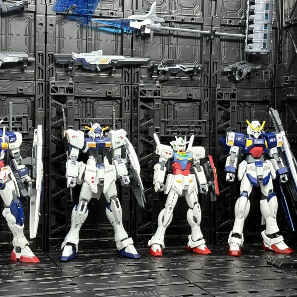 ガンダムマビノギオンの続きと、あとはマビノギオンシリーズ以外でも色々撮影する用に大型のディスプレイベースを作成中。あら、背景にそれぞれの機体投稿時には無かった武装がいくつか……敵も作れたら最高なんだけど「これだ！」という組み合わせがなくて難航してる。（2枚目）