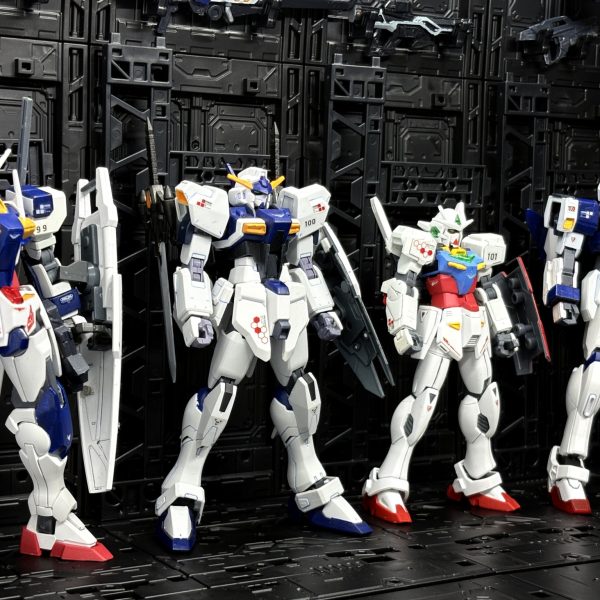 ガンダムマビノギオンの続きと、あとはマビノギオンシリーズ以外でも色々撮影する用に大型のディスプレイベースを作成中。あら、背景にそれぞれの機体投稿時には無かった武装がいくつか……敵も作れたら最高なんだけど「これだ！」という組み合わせがなくて難航してる。（3枚目）