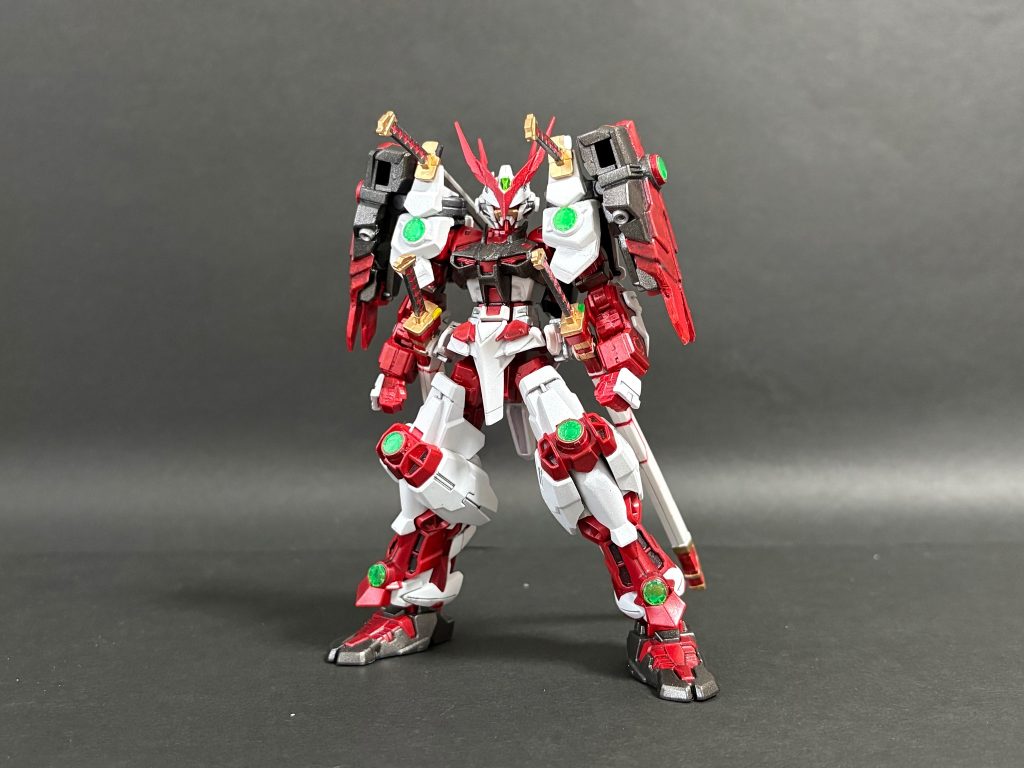 SMF-P02-05 &nbsp;ガンダムアストレイ ケルメシヌスフレーム　プロトアストレイをベースに製造された試験機のうちの3番目。深紅色に塗り込められたフレームから“ケルメシヌス（carmesinus）”と名付けられた。　改造に関してはほとんど何もしてないですね。肩は少し形状を変えて、サブアームは大袖部分を長くしてます。そして頭はドライグヘッドを移植しつつ、アンテナを増強してます。後、レンズ部分はビルダーズパーツに置き換えてますね。後見た目にあまり影響はないのですが、膝はノーマルアストレイから移植して合わせ目が出ないようにしています。HG戦国アストレイ、なぜ膝を正面から割ったんだ。