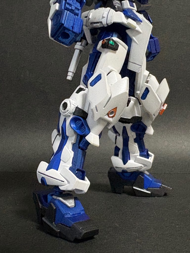 　ちなみに今回のアーマー類は全て着脱可能で、好きなときに標準装備に戻せます。膝は上手い方法が思いつかず、そのまま穴開けました。