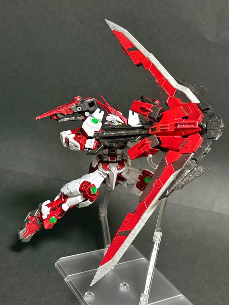 Σフォルム　TAマレウスの狙撃形態。バインダーを畳んだΣフォルムC（Close、近距離射程）とバインダーを展開したΣフォルムL（Long、遠距離射程）を使い分ける。Ψモードとは違い、エネルギーを収束し発射することで、より狭い範囲に高威力のビームを撃ち込むことが可能。　やっぱⅡLができたら一番やりたいこと。せっかく変形できるので二種類のポージングを撮ってみました。ただのビーム砲でも、用途に応じて変形する必要があって、それぞれで“異なる武器”に見えるのロマン。