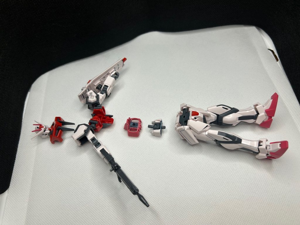 パーツはボールデンアームズのボール軸ジョイントを使い、その他はランナーと切り落としたパーツ使いました。最初はEGストライク購入しようとしました。クリアバージョン持っているんですけど、胴体部分のボールジョイントが緩くなった経験ありましたので家であるもの使いました。完成した後結果的に上手くいったと思います。