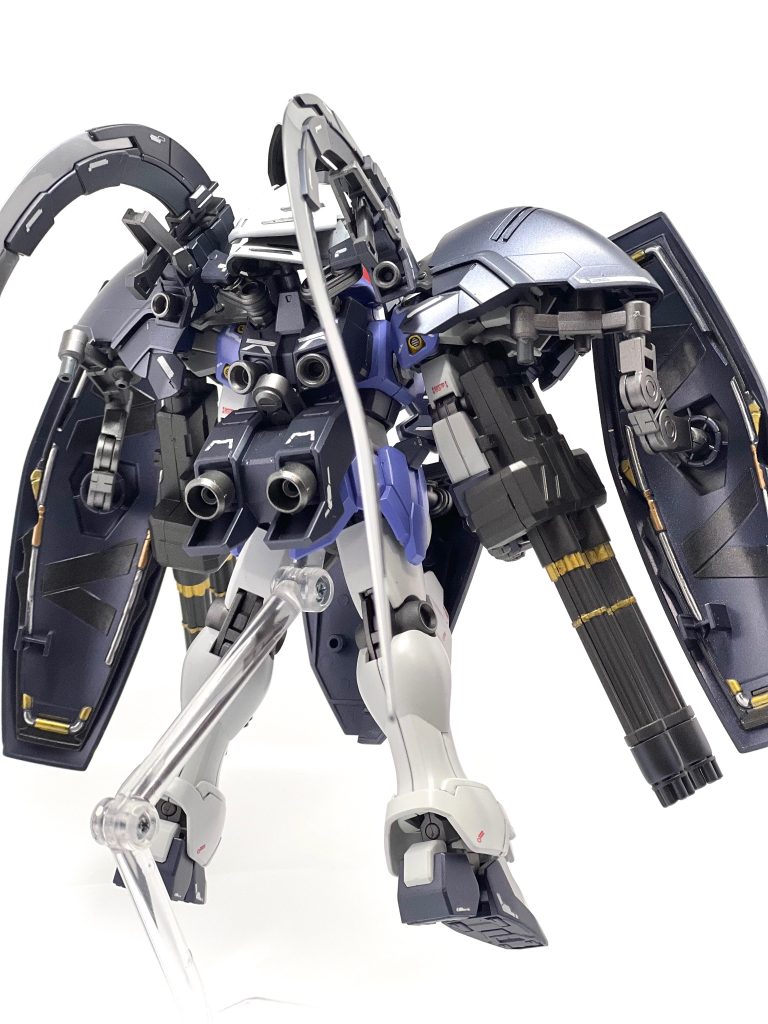 背面。追加バーニアはHGジェノアスのバックパックを装備。そのままだとグレモリーのヘッドガードも装備できなかったのでボールデンとかの部品を使ってショーテルを少し動かせるようにしました。