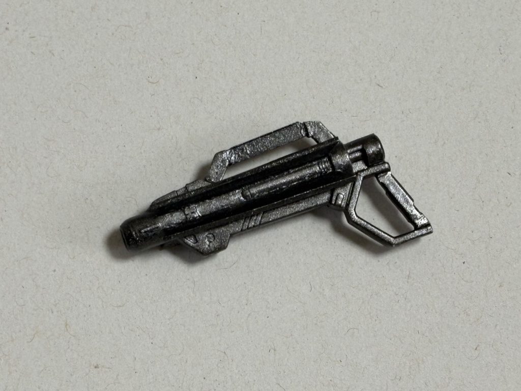 ショートビームランチャー　短銃身のビームライフル。　もちろん取り外して単体で携行火器になります。カレトヴルッフ炎はこれで使い果たしたかな。ただそのままだと気に入らないので持ち手斜めしたりプラ板追加したりしてます。