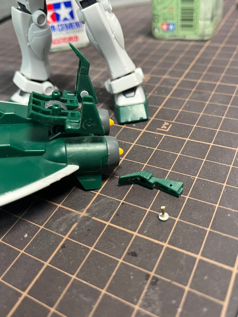 ダボで取り付けができなくなったのでプラバンと真鍮線でディテールアップして一体にします。