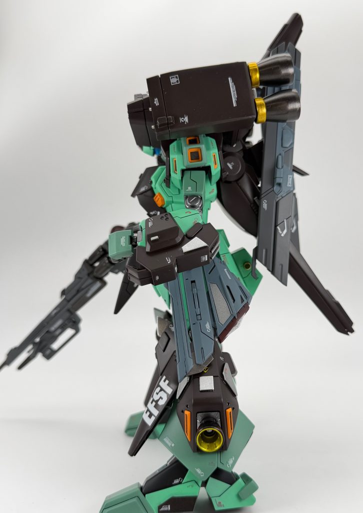 別アングルから。リアアーマーに申し訳程度の追加ジェネレーターをつけました。