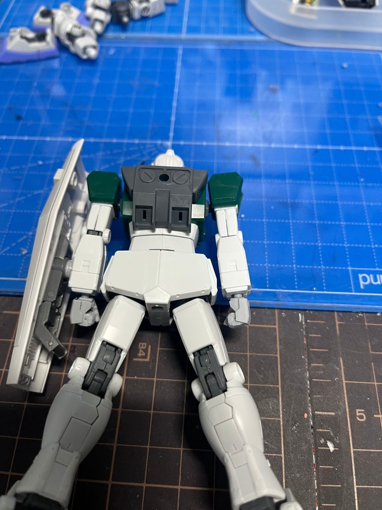 HGリバイブガンダムのバックパックを　パーツ注文してサーベルマウント部を片側カットするところです