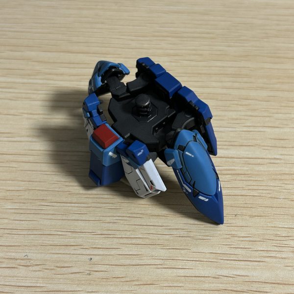 フロントアーマーのノッペリ感が凄かったので追加スジ彫りを入れてみました。デカールに関しては説明書通り全部貼り付けると派手すぎるように思えたので少し削っています。（2枚目）