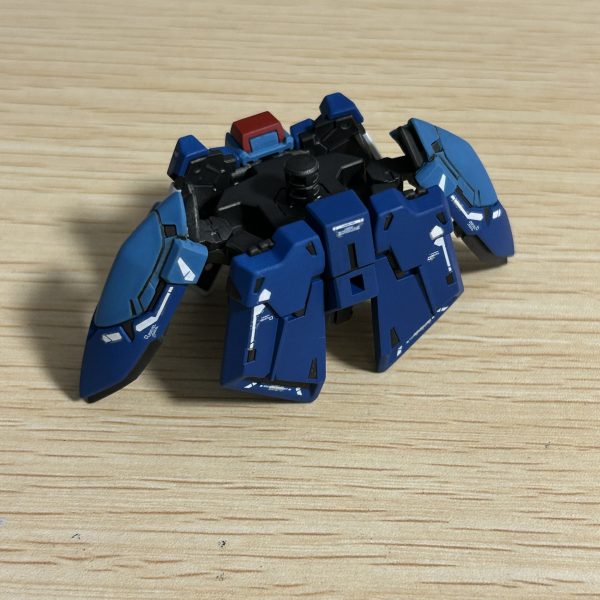 フロントアーマーのノッペリ感が凄かったので追加スジ彫りを入れてみました。デカールに関しては説明書通り全部貼り付けると派手すぎるように思えたので少し削っています。（3枚目）