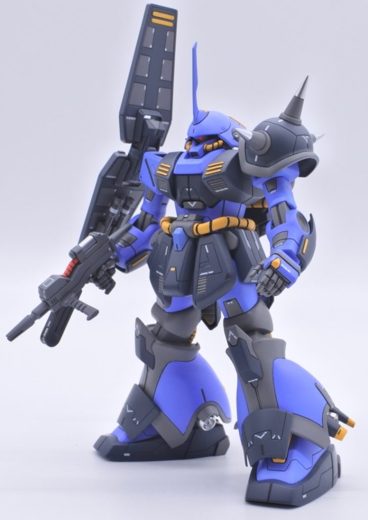 プロポーションもイイ。左平手がデフォで付属しているのも超高ポイント。というか平手を付けるかどうかって、どういう基準で決まるのか未だにとても謎。サザビーには付いてるのに、リ・ガズィにも付いてるのに、ヤクト・ドーガには付いてない…何故だ？付けろよ！！正直、ダ◯いグーの握り手より、平手を付けた方が何倍も見栄え良くなるような…