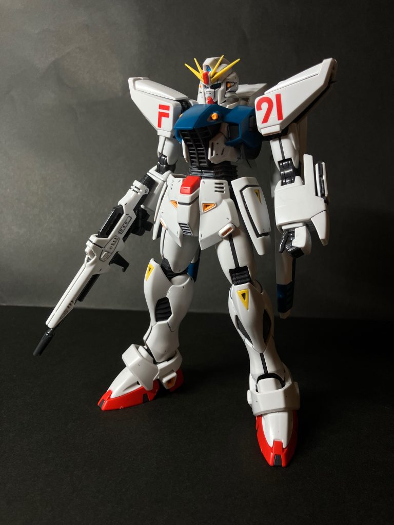 正面から15m級という小型MSなだけあって、1/144のνガンダムとほぼ同じ高さとなっています約30年という年月の間にMSの変革があったというのが一目で分かりますね左側のサイドスカートにはビームサーベルが、右側には予備のビームシールドが収納されています