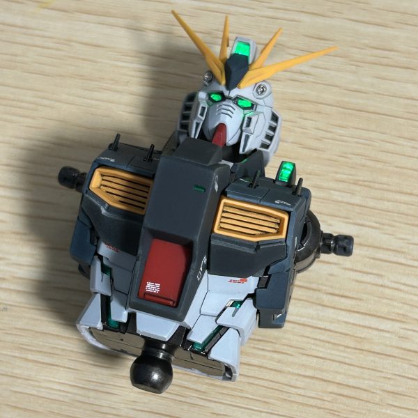 電装加工とディテール追加を施しました。追加スジ彫りは一・二作目とは違う形で入れてみました。（2枚目）