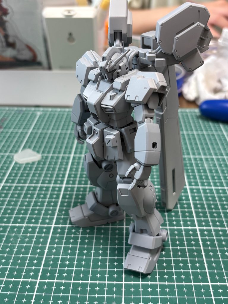 サフ状態。ここからティターンズカラーにするか、試作機のように白、グレーにするかとても悩みました。今回はティターンズカラーで。