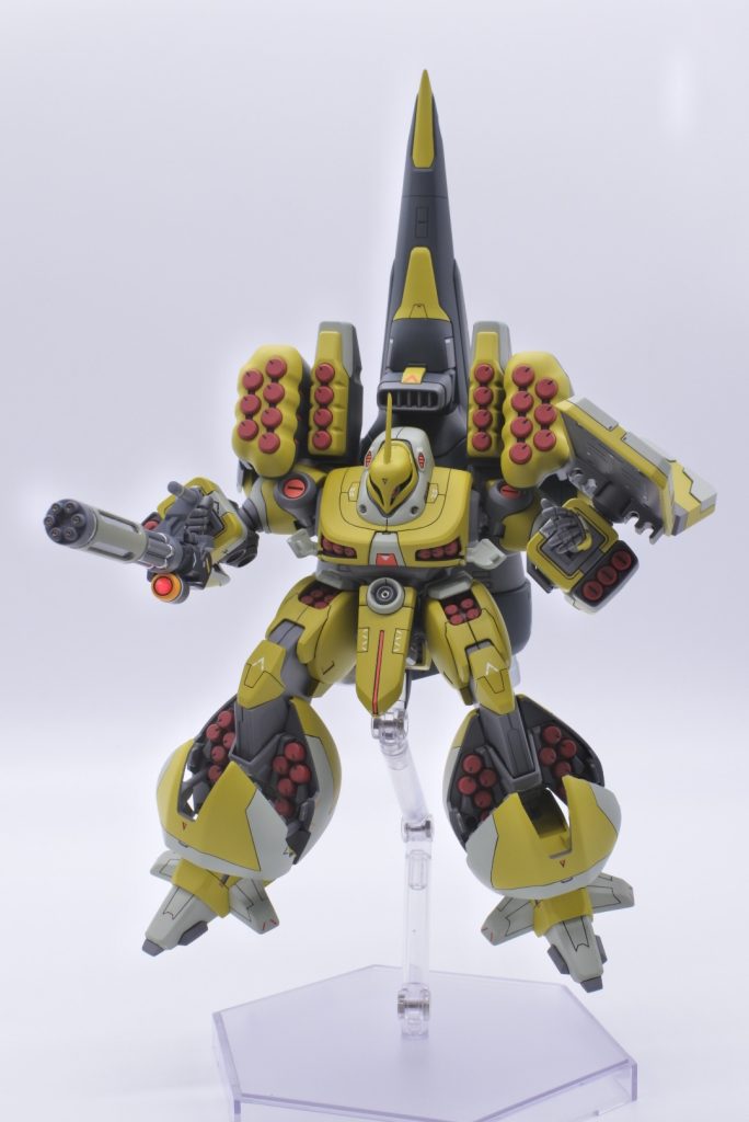 本体のミサイルの塗り分けはとにかく苦行！この機体最大の魅力でもあり、ブースターポッドと同じく、ミサイルは別パーツ化してほしかった…奥まった箇所が多く、マスキングはあまりに面倒臭すぎるため、筆塗りでいくことに。隠ぺい力の高さに定評のあるシタデルのベースカラー、メフィストン・レッドを初使用した。隠ぺい力は確かに優秀で、クレオスのグレーバイオレットの上から重ねても、一筆で赤が発色した。ただ、水で薄めるだけでは乾燥が早く、筆ムラになりやすかったため、専用リターダー（メディウム）を使えばよかったと後悔…全体の塗装は、量産型ヤクト・ドーガと同じくクレオスの機体内部色をメインに、ガルグレー、ガイアのスカーレットなどでエアブラシ全塗装。