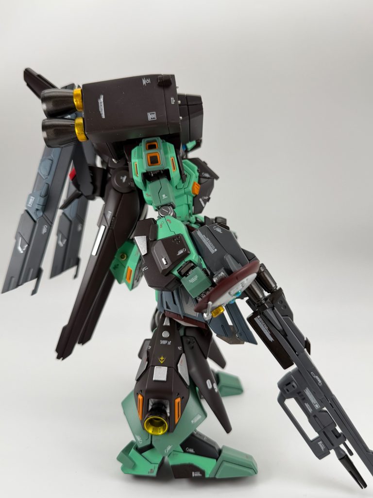 武装追加に伴い、機動性が低下しないようミサイルポッドに無理やりバーニアを追加するという。