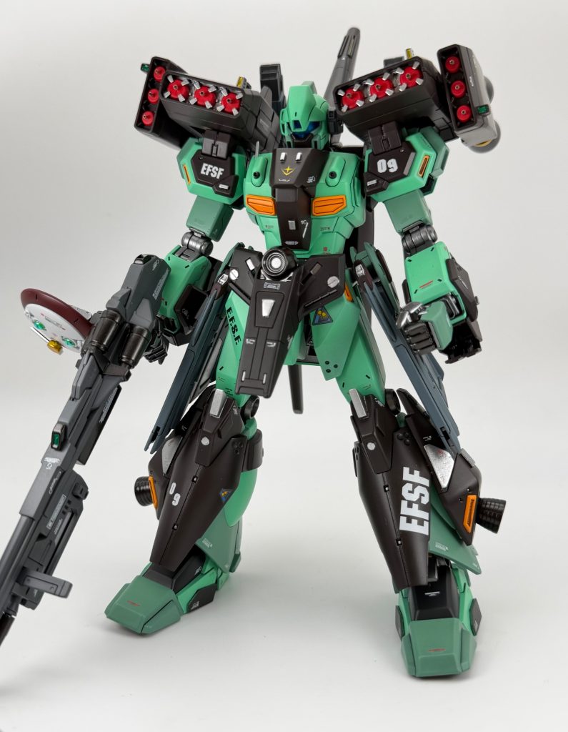 ウィングガンダムのバスターライフルをメインにライフルを作ってみました。FAZZのジャンク品から腹部ハイメガキャノンを流用しました。