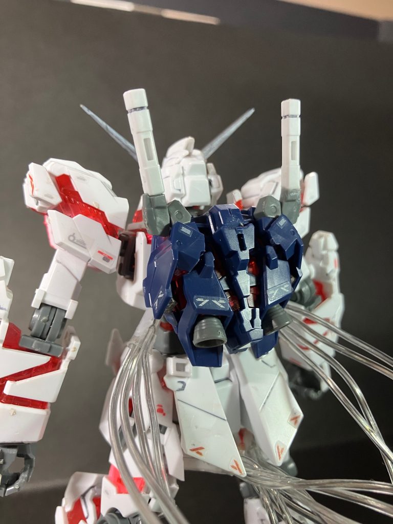バックパック上部のサイコフレームと左右のバーニアを取っ払いました。立像には取っ払われたバーニア部分に小型のスラスター？っぽいのが取り付けられていたので、そこもきちんと再現しました。汚いですが。(2回目)