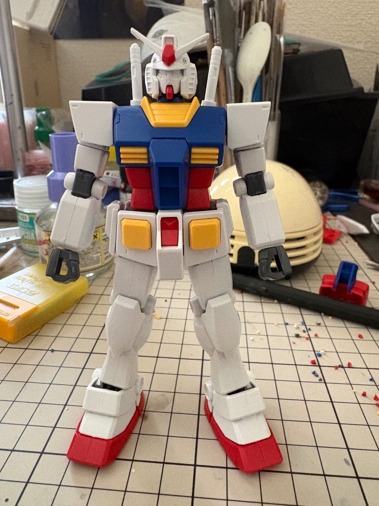 ガンダムの仮組みです。脚や腕なども真ん中に合わせ目があるので結構大変でした