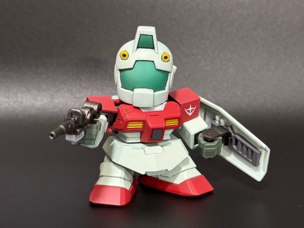 マシンガンを構えて。シールドはパーフェクトガンダムの物なので色々付いてますが、外れません。