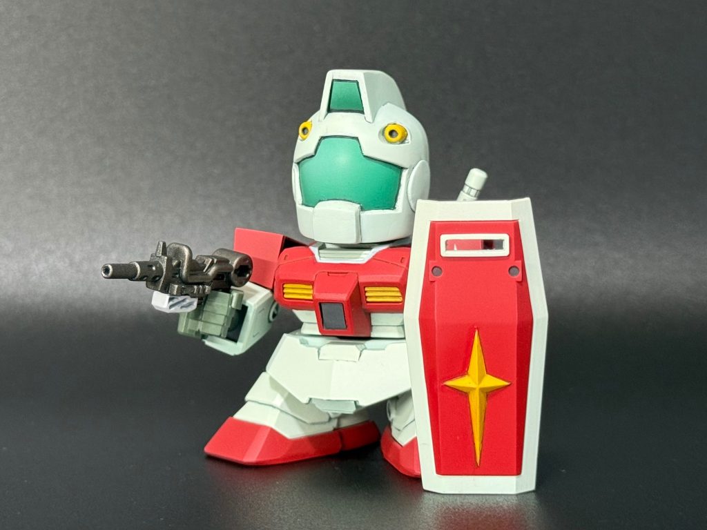 ガンダムを作る時に余ったパーツやCSのフレームで余りがちなジムヘッドを使いました。なぜかスプレーガンだけ無かったのでアンサンブルのマシンガンを持たせました。ジャブローに居そうな感じ。