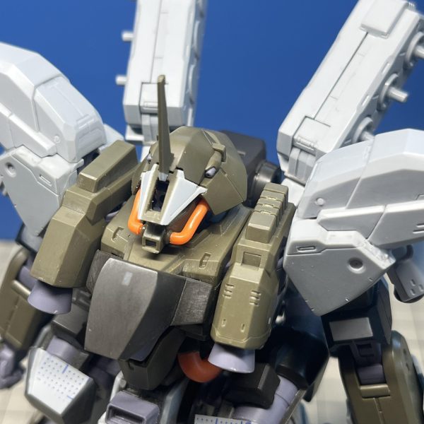残暑厳しい折、皆様いかがお過ごしでしょうか。このところいいねbotと化しておりました。制作の方はスジ彫りを中心にディテールアップの時期を過ごしております。慣れていない作業が続いているとは言え、びっくりするほどゴールが見えません。ミキシングコンもスルー確定です。 まぁ元々手が遅い私ですが。今回はなんでこんなに時間がかかってんのかなぁと考えてみました。この数ヶ月、仕事の状況が以前と変わったんですね。色々と振られるタスクの量と種類が増えた代わりに、その優先順位付けや完了までの道程は割と自由にさせてもらえるようになってきました。自由ということはアタマを使って手を動かさざるを得ないんですけど、でもそれが自分の性に合っていて。あれ?これってプラモ作りと一緒じゃね?プラモ作りで得たいはずの充実感を仕事に感じちゃってんじゃね?そう気付いてしまいました。よーし、これから仕事は手を抜くぞー!(3枚目)