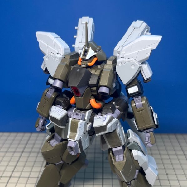 残暑厳しい折、皆様いかがお過ごしでしょうか。このところいいねbotと化しておりました。制作の方はスジ彫りを中心にディテールアップの時期を過ごしております。慣れていない作業が続いているとは言え、びっくりするほどゴールが見えません。ミキシングコンもスルー確定です。 まぁ元々手が遅い私ですが。今回はなんでこんなに時間がかかってんのかなぁと考えてみました。この数ヶ月、仕事の状況が以前と変わったんですね。色々と振られるタスクの量と種類が増えた代わりに、その優先順位付けや完了までの道程は割と自由にさせてもらえるようになってきました。自由ということはアタマを使って手を動かさざるを得ないんですけど、でもそれが自分の性に合っていて。あれ?これってプラモ作りと一緒じゃね?プラモ作りで得たいはずの充実感を仕事に感じちゃってんじゃね?そう気付いてしまいました。よーし、これから仕事は手を抜くぞー!(1枚目)