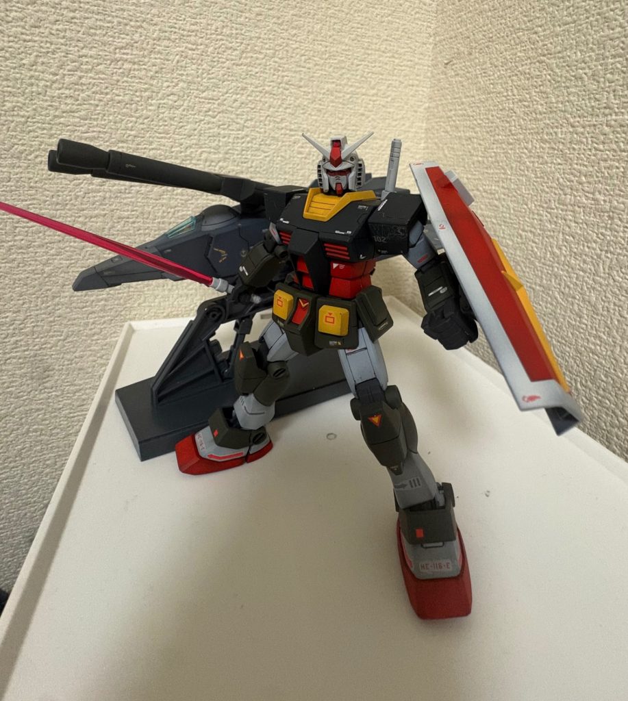 中のRX-78-2ガンダムはもとが021のキットに差し替えパーツが着いたキットです。顔は好きなので合わせ目消しして少し彫り直しました。あまり目立たないですが体全体にスジ彫りをしてディテールアップしてます