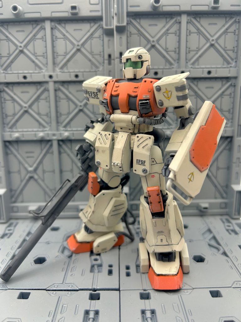 プロポーションは旧HGUCのザクからなるべく変えずに作りました。ついディティールはちょこちょこ増やしたくなってしまいますね。シールドは陸ガンのものをそのまま使うのも少し違うなと思ったので、プラ板を貼ってもう少し洗練されていない形に、かつ少しガンダムのシールドにも繋がるような形にしてみました。